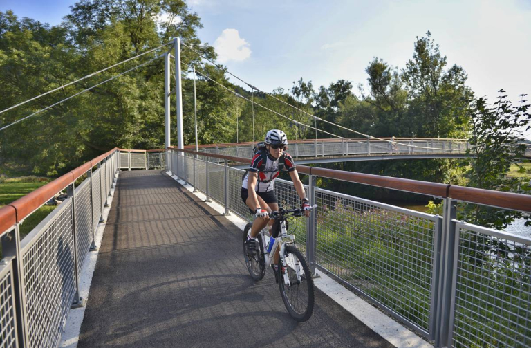 \Greenway Jizera - cyklistka na novem moste v Male Skale